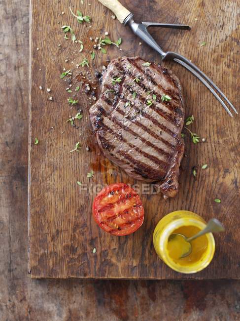 Grilled steak with tomatoes — Stock Photo