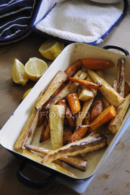 Roasted root vegetables in a roasting dish — Stock Photo