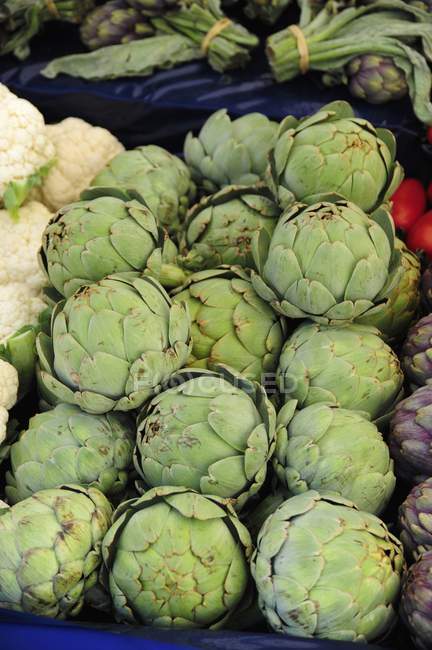 Alcachofas frescas y caulifower - foto de stock