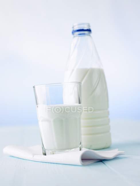 Bicchiere di latte e bottiglia di latte — Foto stock