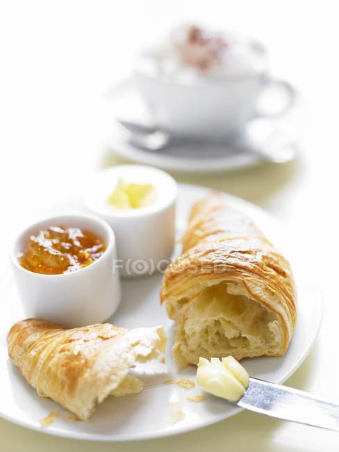 Frisches Croissant mit Butter und Marmelade — Stockfoto