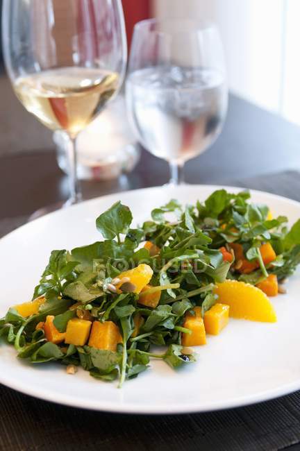 Salade de citrouille rôtie sur une assiette blanche — Photo de stock