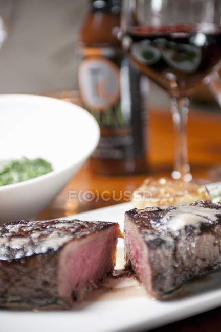 Steak coupé en deux — Photo de stock