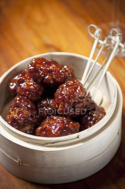 Closeup view of tamarind and ginger glaze on chicken nuggets with toothpicks — Stock Photo
