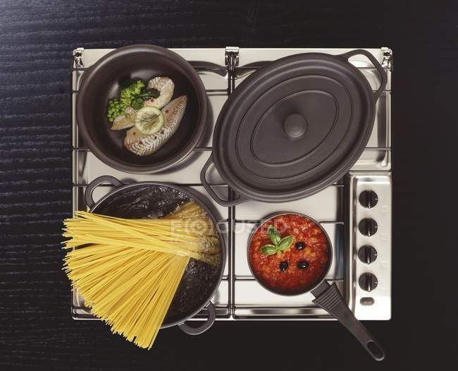 Vista superior en el horno con alimentos para cocinar - foto de stock