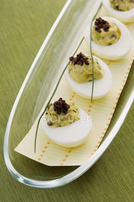 Uova guarnite con olive tritate — Foto stock
