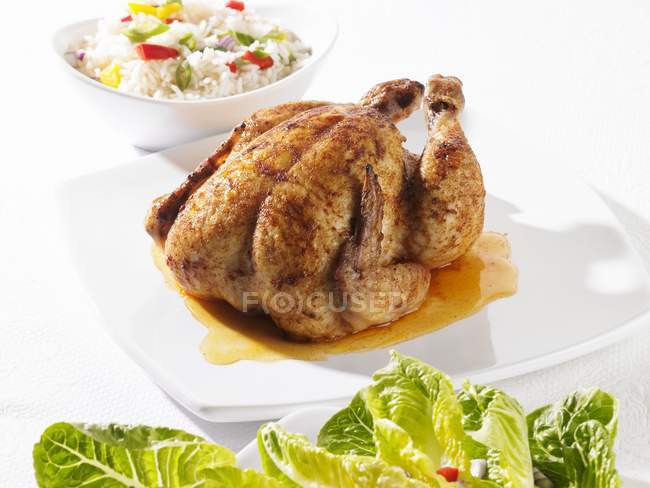 Pollo asado entero y arroz vegetal - foto de stock