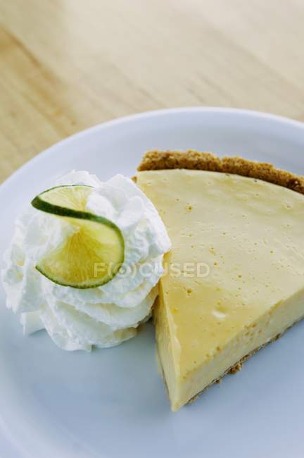 Key Lime Pie avec crème fouettée — Photo de stock
