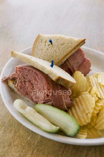 Sándwich de carne en conserva - foto de stock