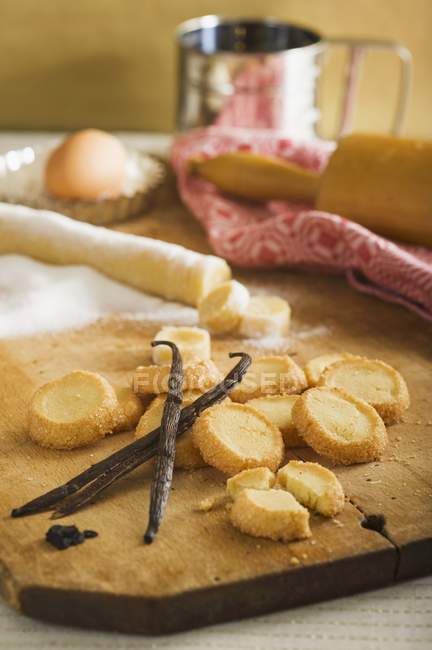 Biscuits sur bureau en bois — Photo de stock