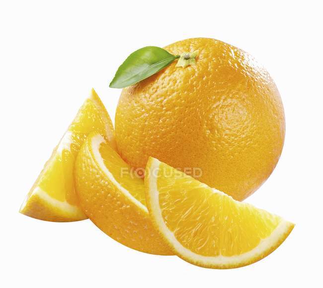 Orange mit Blatt und Keilen — Stockfoto