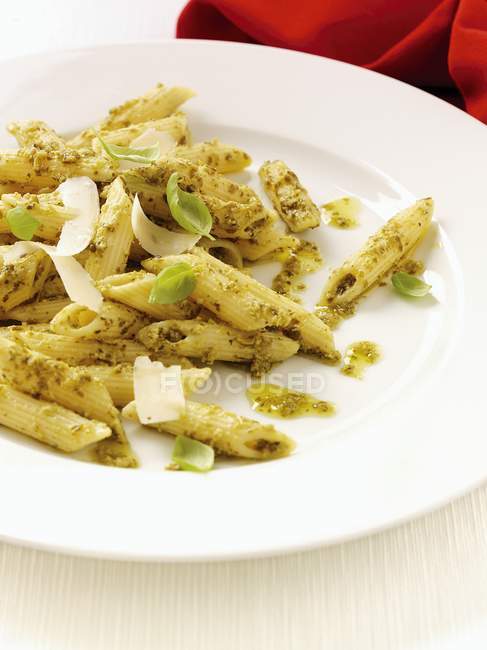 Penne-Nudeln mit Pesto und Parmesan — Stockfoto