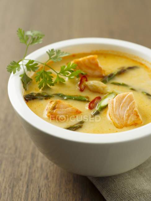 Суп из лосося со спаржей — стоковое фото