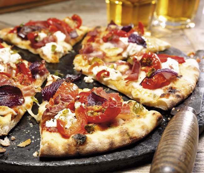 Пицца с перцем и ветчиной — стоковое фото