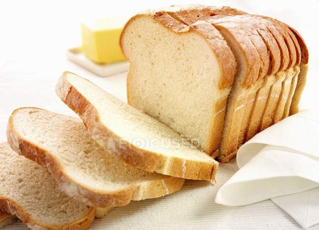 Нарезанный белый хлеб — стоковое фото