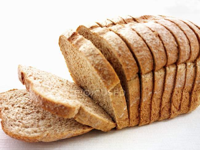 Нарезанный хлеб из цельной муки — стоковое фото