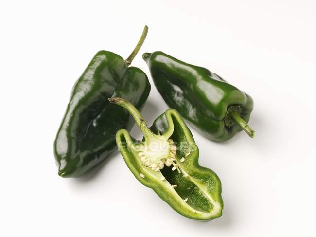 Зеленый Poblano chilli peppers - стоковое фото.