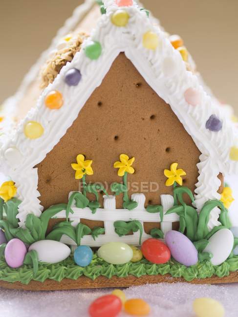 Casa de pan de jengibre para Pascua - foto de stock