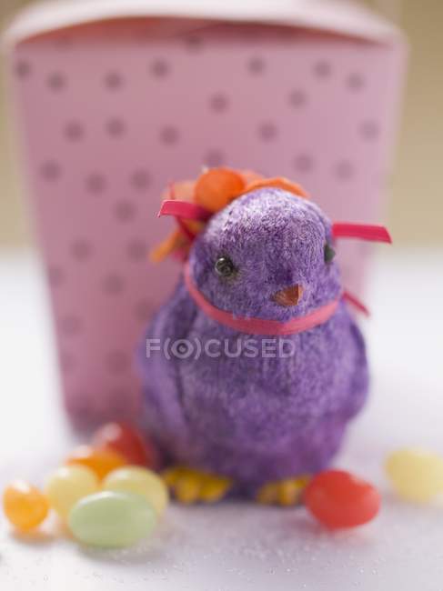 Vista de cerca de púrpura pollo de Pascua y huevos de azúcar - foto de stock