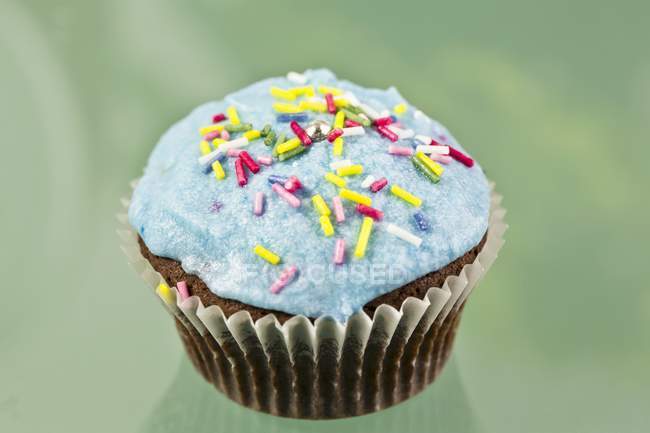 Прикрашені buttercream синій глазур'ю кекс — стокове фото