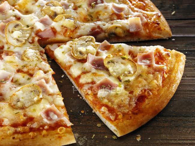 Prosciutto e funghi pizza — Foto stock
