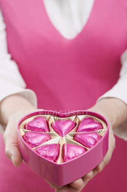Femme tenant boîte de chocolats — Photo de stock