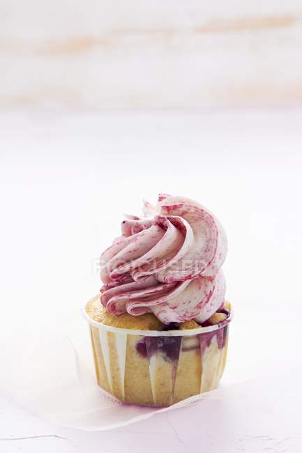 Raspberry yogurt cupcake — Stock Photo