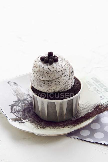 Chocolate cookie cupcake — Stock Photo