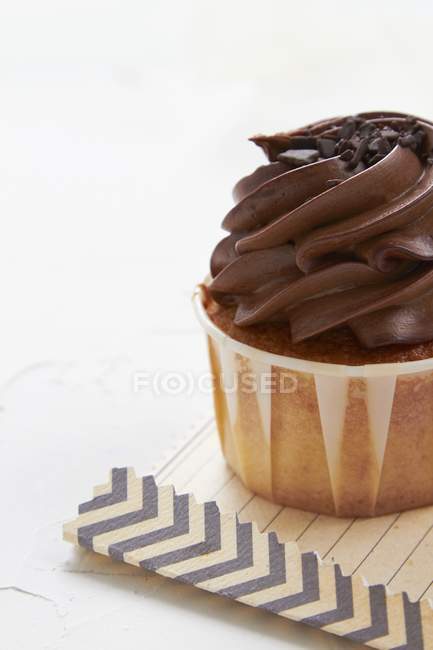 Cupcake de chocolate en la postal - foto de stock