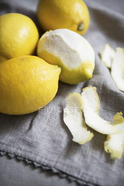 Limones frescos con cáscara - foto de stock