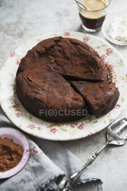 Gâteau mousse chocolat en cours de coupe — Photo de stock