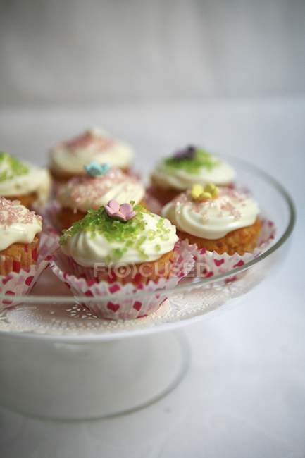 Fresh delicate spring cupcakes — Stock Photo