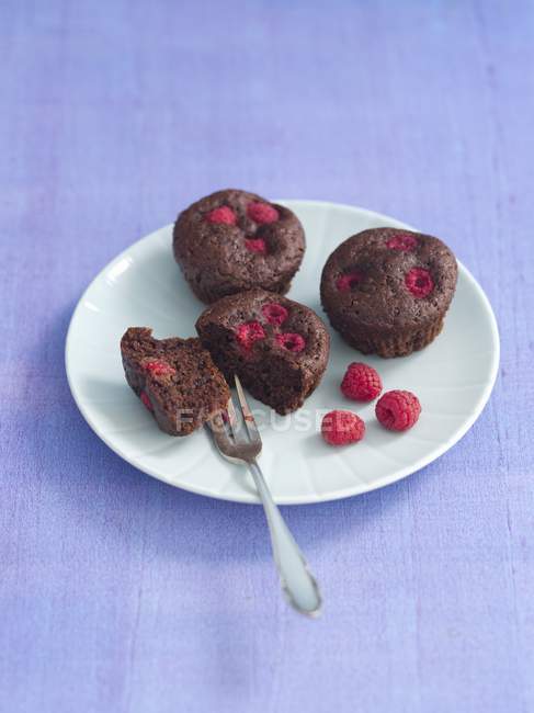Brownie muffins with raspberries — Stock Photo