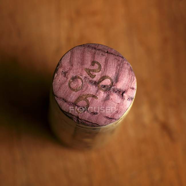 Vista da vicino del tappo di vino rosso con anno segnato — Foto stock