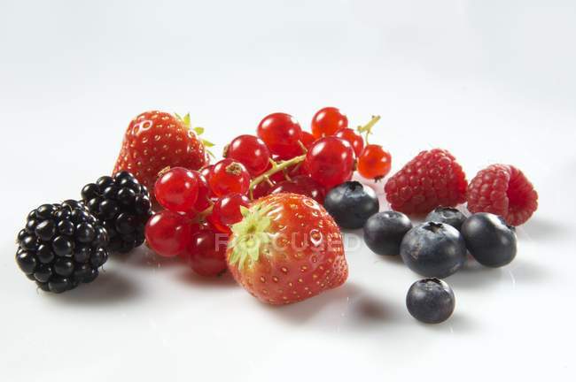 Blackberries with redcurrants and raspberries — Stock Photo