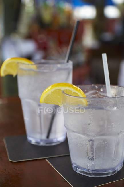 Seltz de vodka avec tranches de citron — Photo de stock