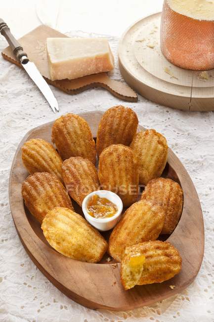 Cheese madeleines with marmalade — Stock Photo