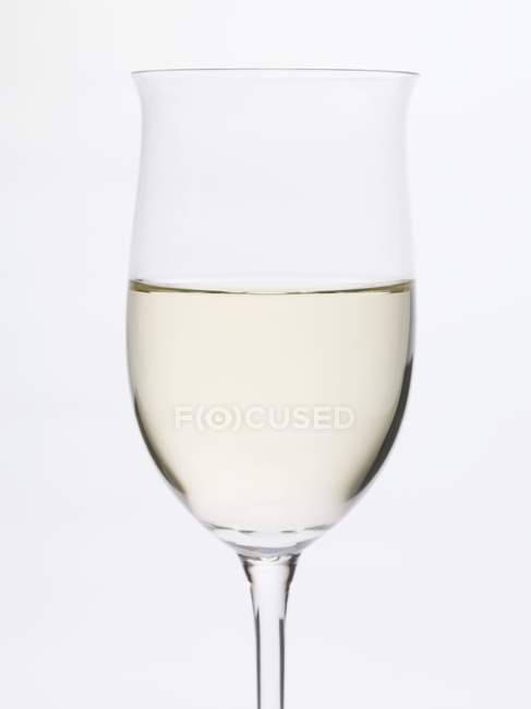 Vinho branco no fundo claro — Fotografia de Stock