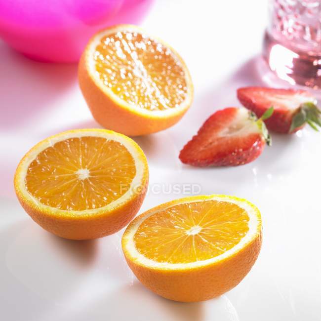 Orange and strawberry halves — Stock Photo