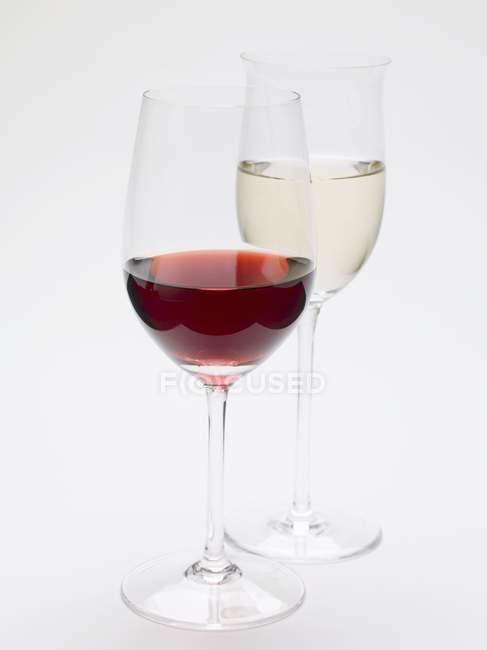 Vasos de vino tinto y vino blanco - foto de stock