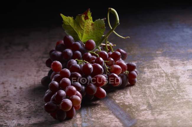 Bouquet de raisins rouges avec feuille — Photo de stock