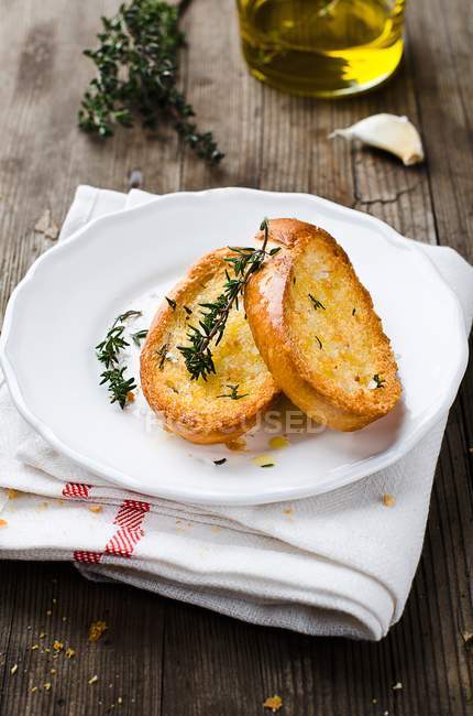 Garlic bread slices with thyme — Stock Photo