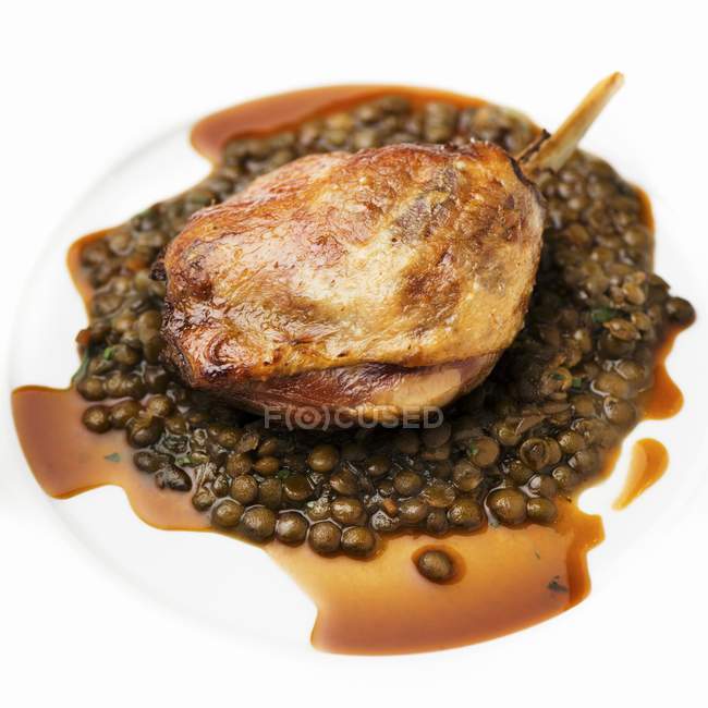 Perna de pato assada com lentilhas — Fotografia de Stock