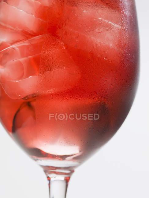 Copo de vinho rosa com cubos de gelo — Fotografia de Stock