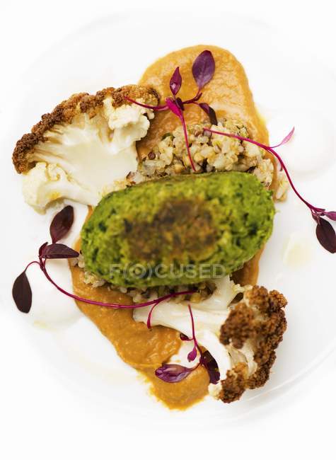 Coriander falafel with quinoa and cauliflower serving — Stock Photo