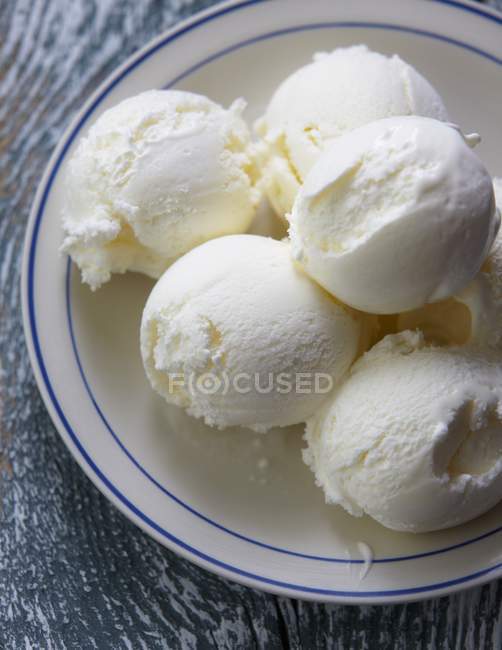 Scoops of vanilla ice cream on a plate — Stock Photo