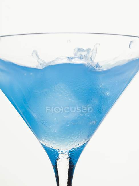 Ice falling into cocktail — Stock Photo