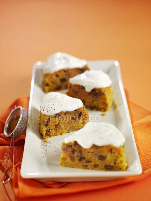 Carrot cake with cream cheese frosting — Stock Photo