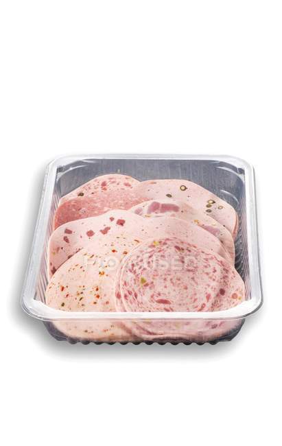 Нарезанное холодное мясо в пластиковом контейнере — стоковое фото