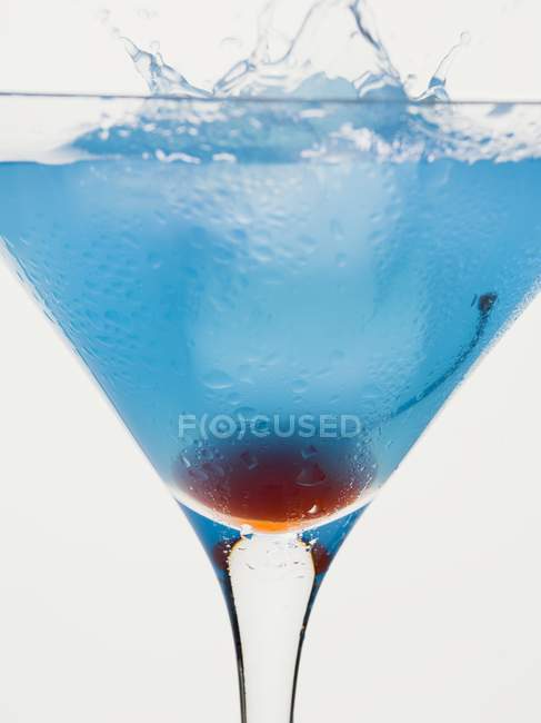 Cóctel azul de Curaao - foto de stock